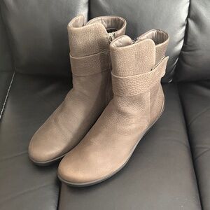 Ecco warm grey Leather Skyler Ankle Boots sz 10- new